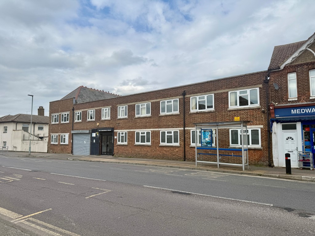 Lot: 70 - SUBSTANTIAL VACANT COMMERCIAL PREMISES WITH POTENTIAL - Front view from right